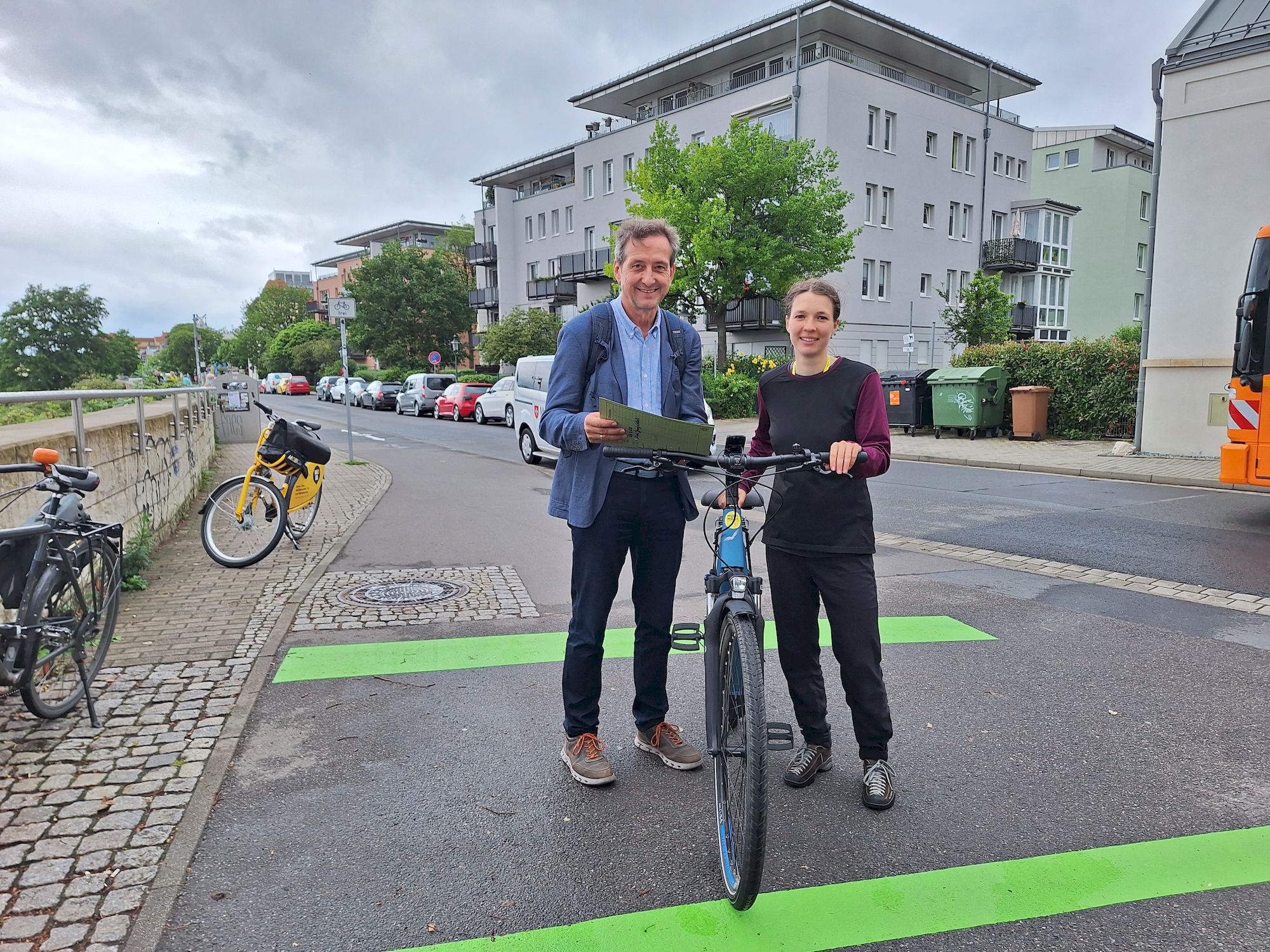 Stadtplaner Dirk Breuer und Radverkehrskoordinatorin Paula Scharfe diskutierten gemeinsam über die Farbe der letztlich grünen Apell-Zeichen.