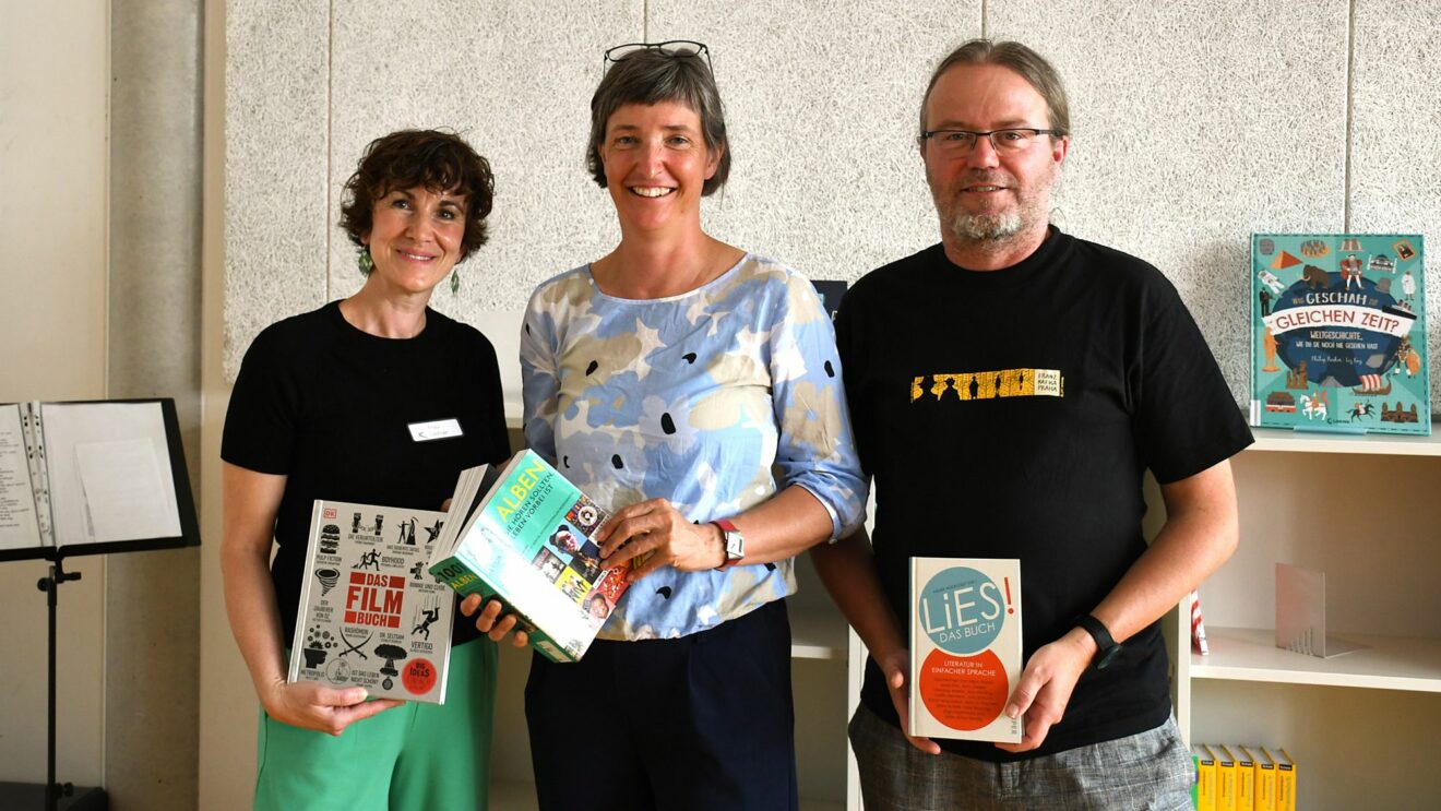 Anne Leitner, Schulleiterin 145. Oberschule, Marit Kunis, Direktorin Städtische Bibliotheken Dresden und Lars Weber, Koordinator Schulbibliotheken der Städtischen Bibliotheken (v.l.) Foto: Frank Buttenbender