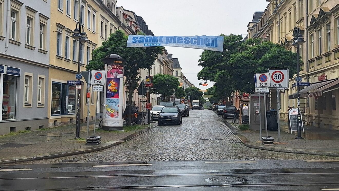 Der Regen kann bleiben, wo die Wolken sind. Sankt Pieschen findet statt. Foto: J. Gawlik