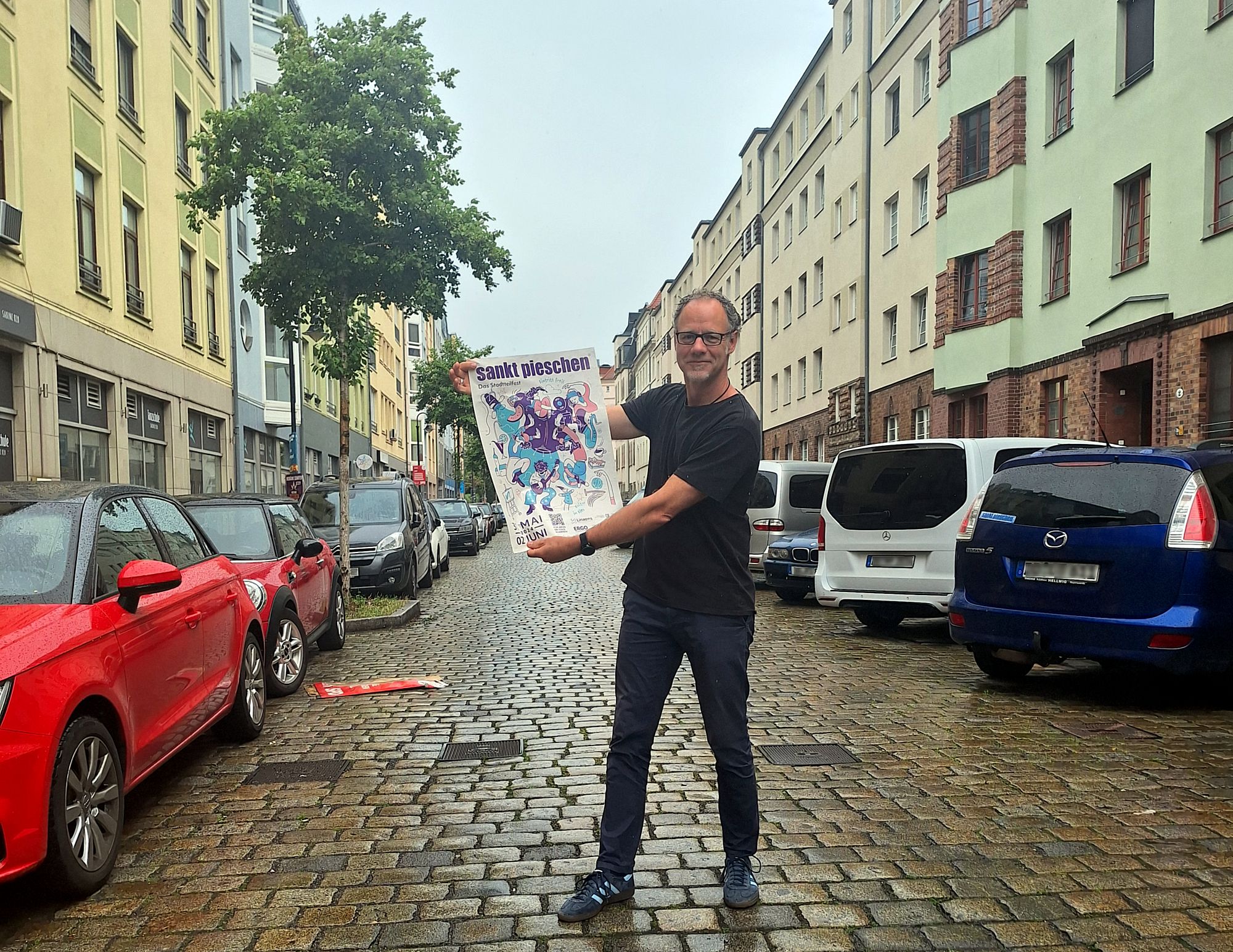 Roland Rudolf, zweiter Vorsitzender des Sankt-Pieschen-Vereins mit dem Plakat für das diesjährige Fest. Foto: J. Gawlik