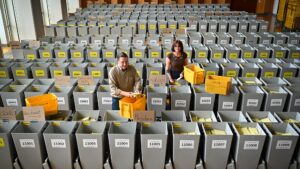 Wahlhelfer Volker Schmidt und wahlhelferin Janet Malcharek im Rathaus Dresden bei den Vorbereitungen der Europa- und Kommunalwahlen in Dresden – Foto: Anja Schneider