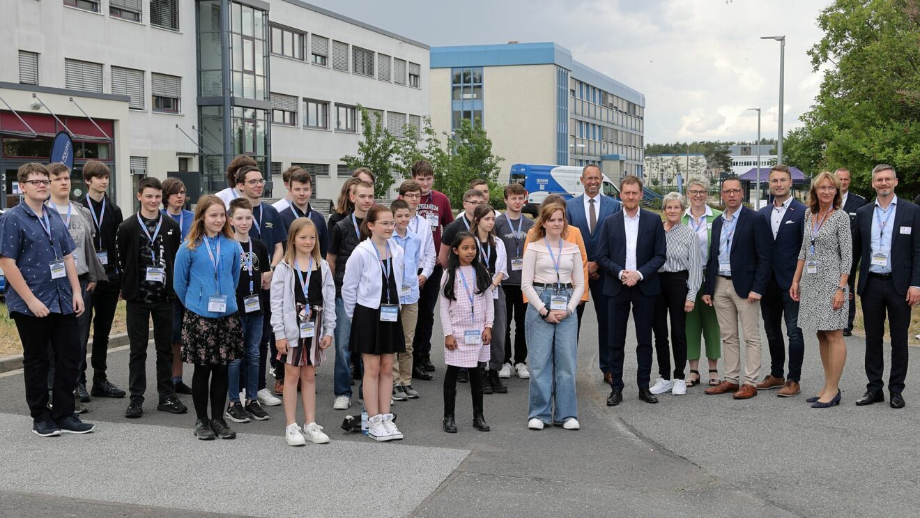 Die Ausgezeichneten mit Ministerpräsident Kretschmer. Foto: Oberschule Pieschen