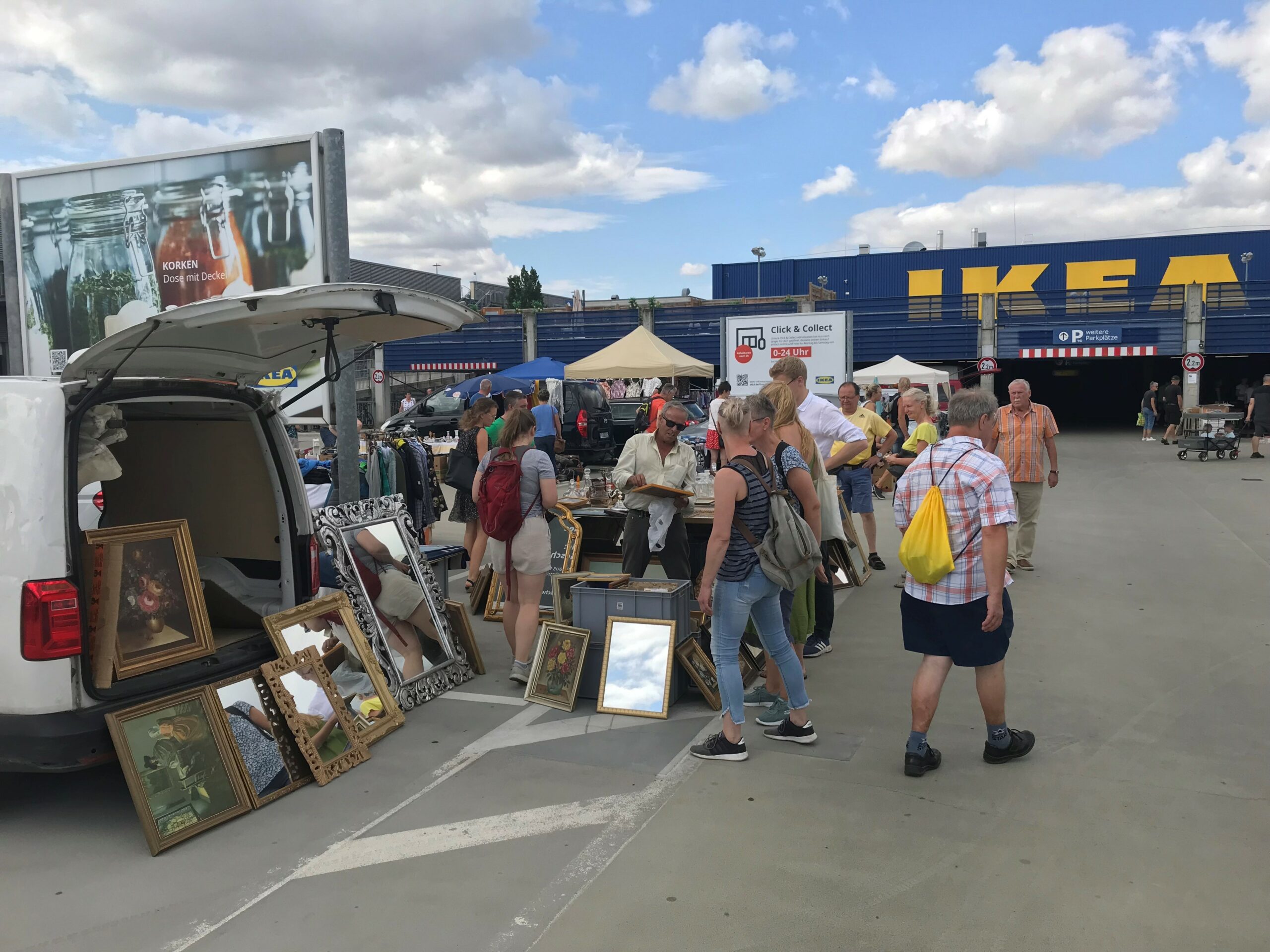 Trödelmarkt am Ikea-Parkplatz