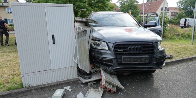 Die rasante Fluchtfahrt endet an einem Stromkasten an der Kötzschenbroder Straße - Foto: Roland Halkasch