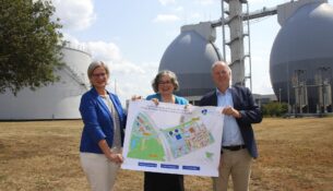 Kirsten Bollrich (Leiterin Ausbau Kläranlage), Eva Jähnigen (Umweltbürgermeisterin Landeshauptstadt Dresden) und Ralf Strothteicher (Technischer Geschäftsführer der Stadtentwässerung) präsentieren die Ausbaupläne bis 2038, im Hintergrund die Faultürme im Klärwerk Dresden-Kaditz - Foto: J. Frintert