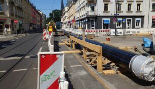 Diese PE-Rohre werden in die alten Trinkwasserrohre eingezogen. Foto: J. Frintert