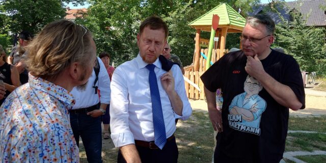 Michael Kretschmer und Christian Hartmann im Gespräch mit einem Pieschener Stadtbezirksbeirat - Foto: J. Frintert