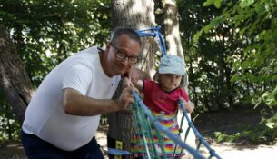 Bildungsbürgermeister Jan Donhauser beim Besuch der Kita "Sonnenschein" - Foto: J. Frintert