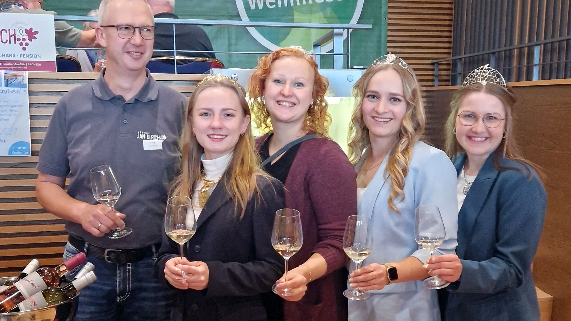 Weinprinzessin Sabine Leonhardt (Mitte) in Ausübung ihres Amtes mit anderen Weinhoheiten. Foto: privat