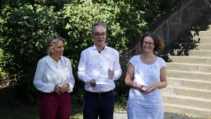 Geldsegen für die Weinbergskirche Staatsministerin Barbara Klepsch mit Kirchenvorstand Florian Reißmann und Pfarrerin Annegret Lattke (v.l.) Foto: J. Frintert