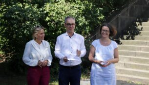 Staatsministerin Barbara Klepsch mit Kirchenvorstand Florian Reißmann und Pfarrerin Annegret Lattke (v.l.) Foto: J. Frintert