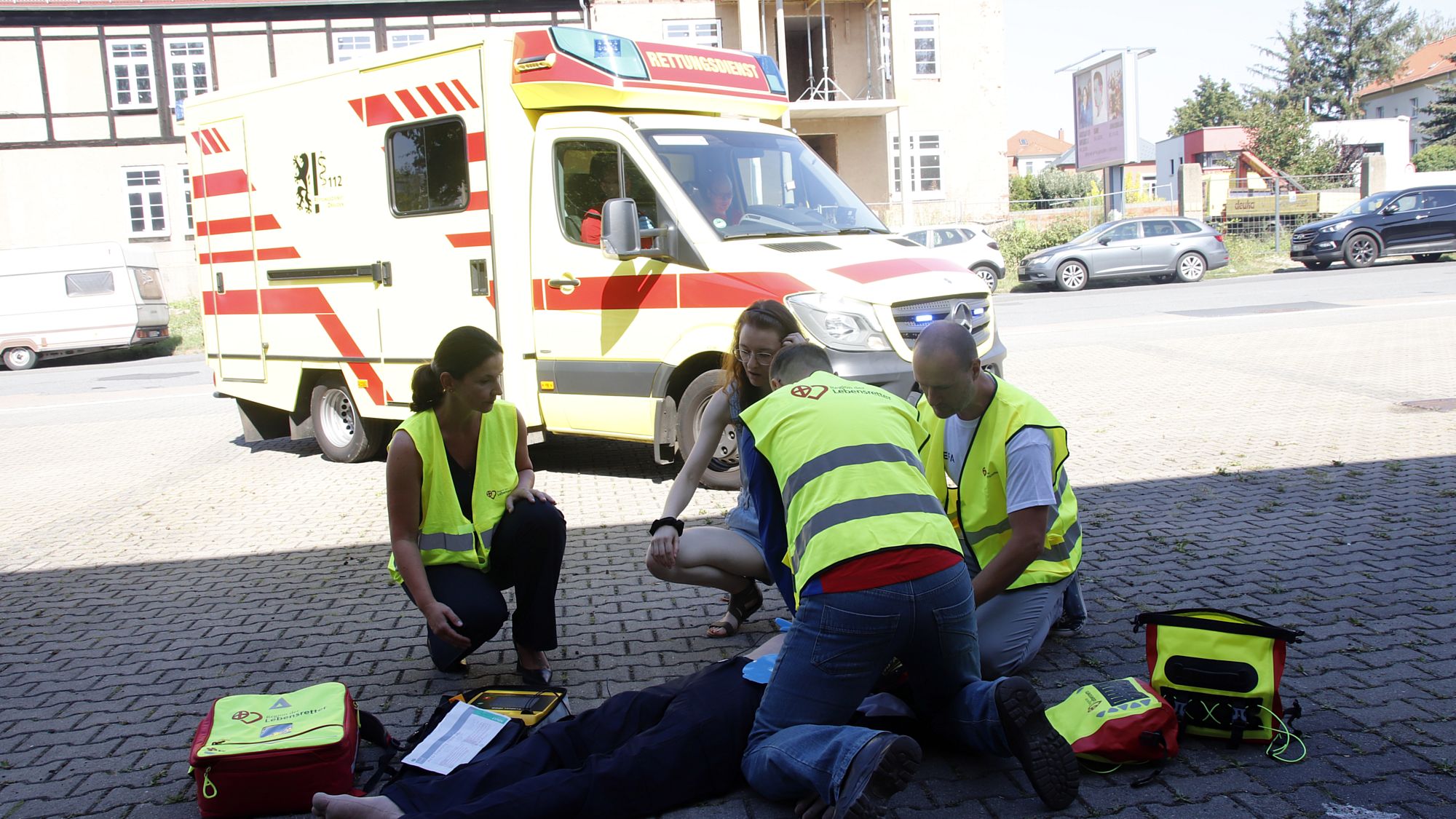 Die Lebensretter haben es geschafft, der Notarzt ist rechtzeitig vor Ort. Foto: J. Frintert