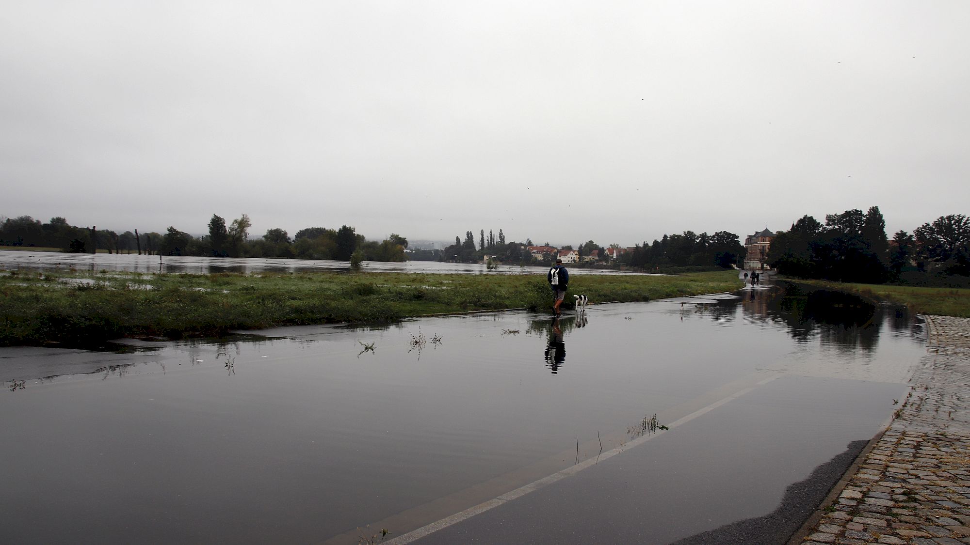 Böcklinstraße ist teilweise schon überflutet.