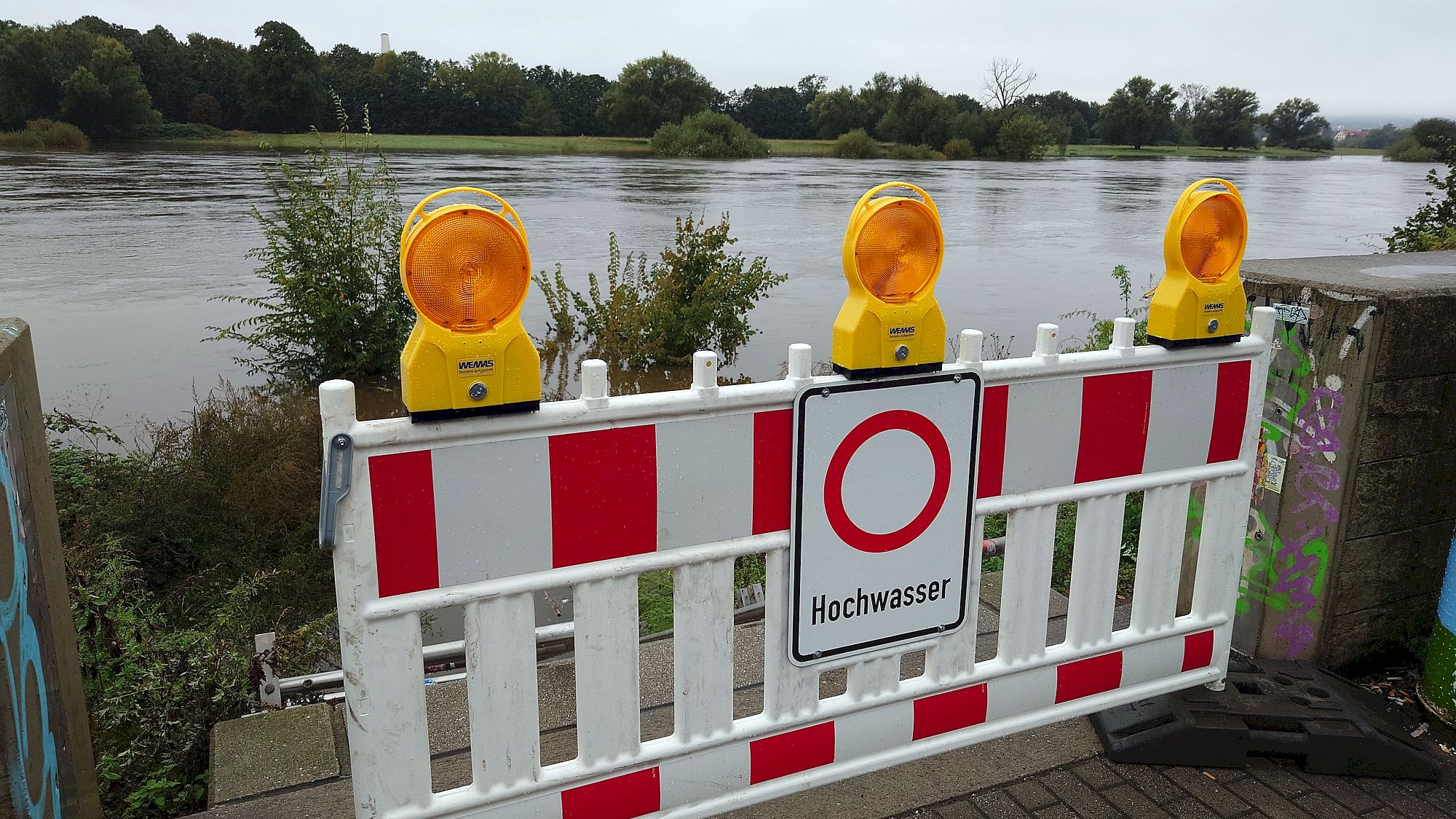 Entlang der Kötzschenbroder Straße stehen Warnschilder. Foto: J. Frintert