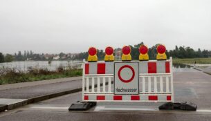 Böcklinstraße wegen Hochwassers gesperrt. Foto: J. Frintert