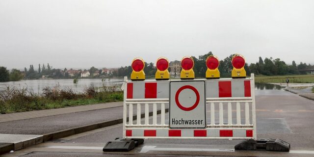 Böcklinstraße wegen Hochwassers gesperrt. Foto: J. Frintert