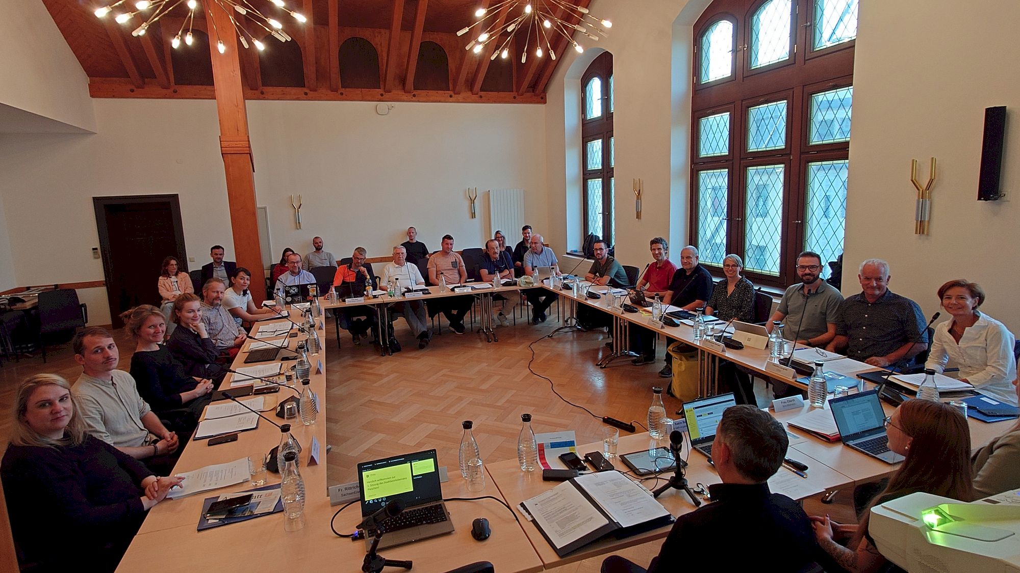 Der neue gewählte Stadtbezirksbeirat Pieschen. Die 19 Räte treffen sich in der Regel einmal monatlich im Rathaus Pieschen. Foto: J. Frintert