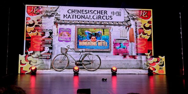 Kurz vor Showbeginn China-Girl im Sarrasani-Circus - Foto: J. Frintert