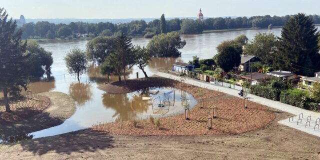 Überschwemmter Spielplatz am Gebäude-Ensemble Marina Garden - Foto: CTR Marina Garden