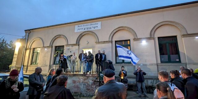 An der neuen Synagoge am Alten Leipziger Bahnhof in Dresden Neustadt gedachten die Menschen des Überfalls der Hamas am 7. Oktober 2023. Foto: Felix Göhler