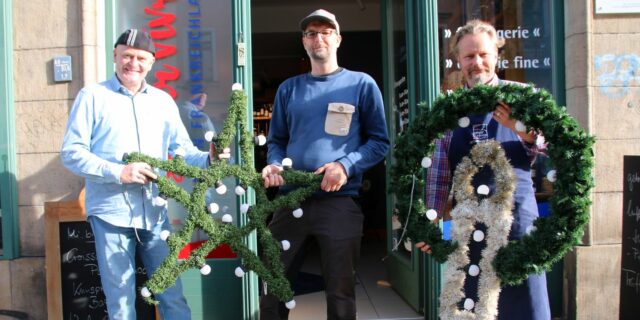 Denken jetzt schon an Weihnachten. Weihnachtsleuchten-Experte Torsten Wiesener und Sascha Förster und Uwe Sochor vom Verein Pro Pieschen.