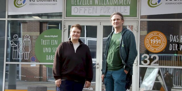 Marktleiterin Anne Kretschmann und VG-Vorstand Jonathan Kirchner - Foto: J. Frintert