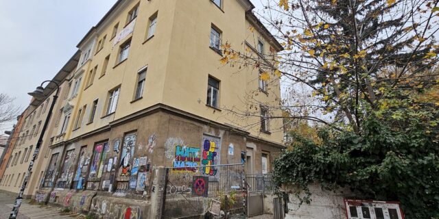 Die Tour der Solidarischen Aktion Pieschen führt auch an der Robert-Matzke-Straße entlang - Foto: J. Frintert