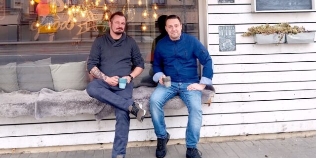 Georg, einer der Chefs (l.) und Micha, gelernter Koch (r.) vor dem "Kombinat für Fleischkuchen" und dem "Mahlgrad 156". Foto: S. Reichel