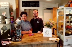 "Süße Geschichten" im "Dessert-Atelier" von Maria Krauß Maria Krauß führt seit fünf Jahren das "Süße Geschichten - Dessert Atelier", und hat dabei wertvolle Unterstützung von ihrem Partner Nico Engel.
