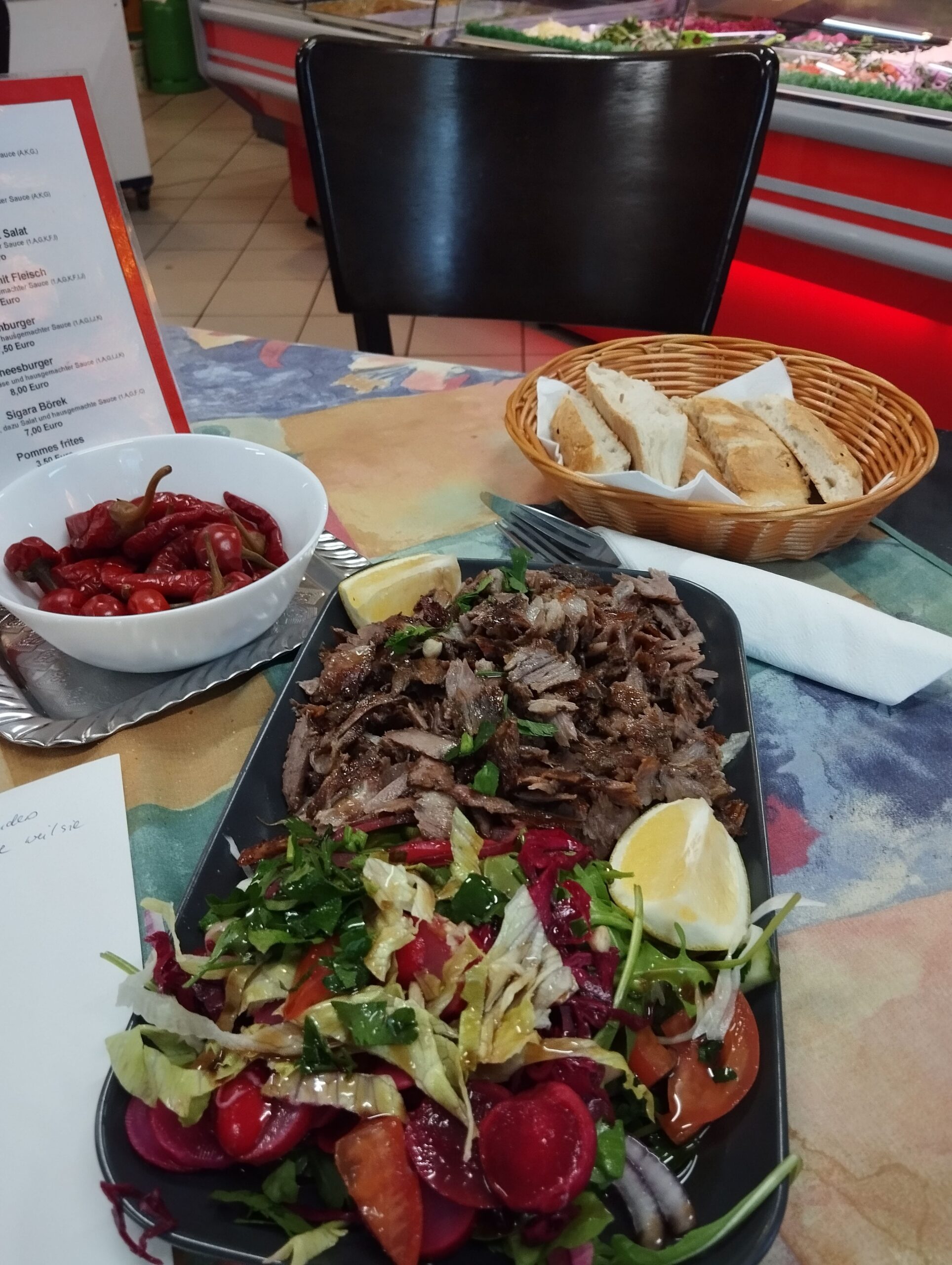 Warmes Brot, frisch geschnittener Salat und, natürlich, auch das geröstete Schichtfleisch: der "Schichtdöner" vom "Istanbul Market".