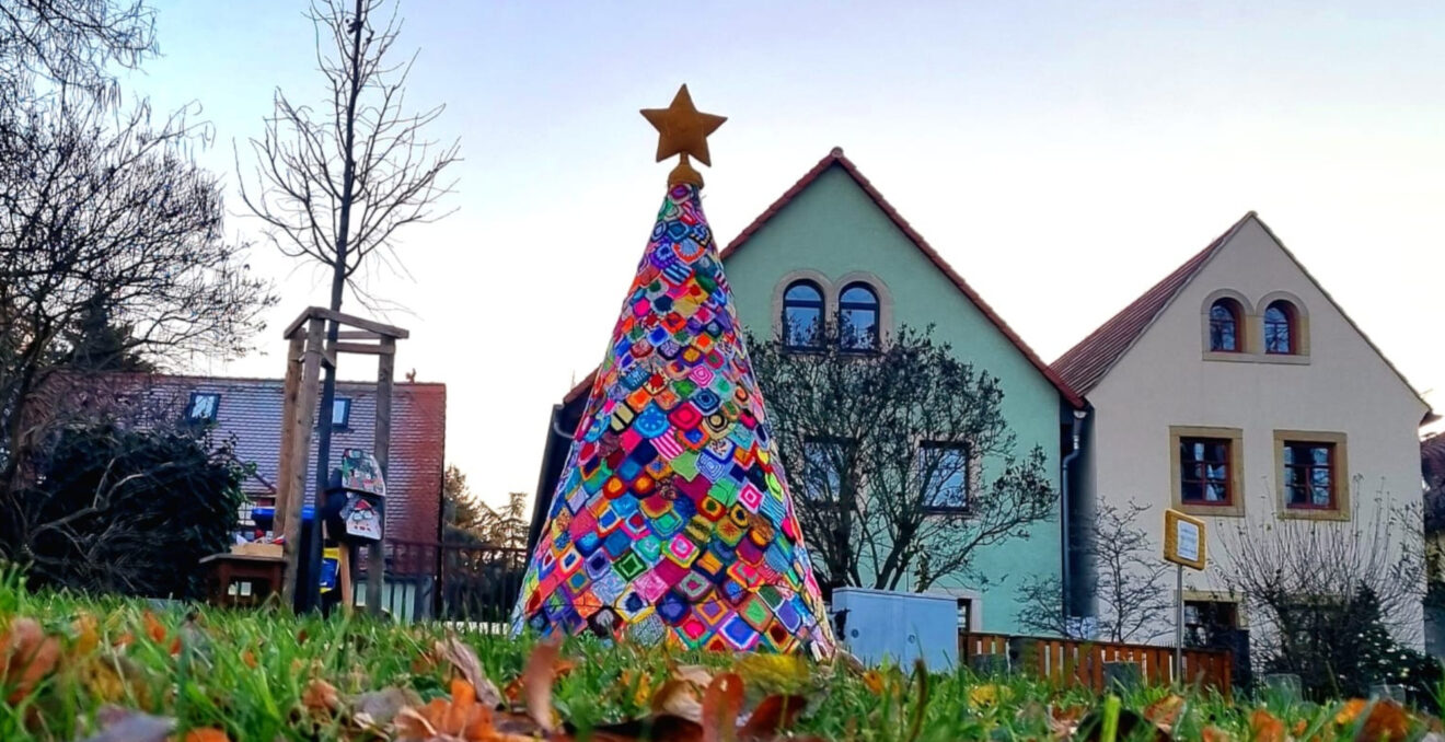 Advent in Altmickten: Häkel-Weihnachtsbaum schmückt den Dorfplatz