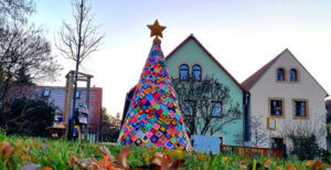 Advent in Altmickten: Häkel-Weihnachtsbaum schmückt den Dorfplatz Häkelbaum