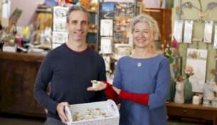 Seifenerfinder Tobias König und Blumenladen-Chefin Miriam Sajonz - Foto: J. Frintert