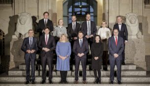 Dresden, 19. Dezember 2024, Gruppenfoto der neuen sächsischen Staatsregierung in der Staatskanzlei.1. Reihe von links nach rechts: Armin Schuster, Conrad Clemens, Petra Köpping, Michael Kretschmer, Constanze Geiert, Dirk Panter; 2. Reihe von links nach rechts: Georg-Ludwig von Breitenbuch, Regina Kraushaar, Sebastian Gemkow, Christian Piwarz, Barbara Klepsch, Andreas Handschuh - Foto: Nikolai Schmidt