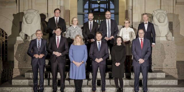 Dresden, 19. Dezember 2024, Gruppenfoto der neuen sächsischen Staatsregierung in der Staatskanzlei.1. Reihe von links nach rechts: Armin Schuster, Conrad Clemens, Petra Köpping, Michael Kretschmer, Constanze Geiert, Dirk Panter; 2. Reihe von links nach rechts: Georg-Ludwig von Breitenbuch, Regina Kraushaar, Sebastian Gemkow, Christian Piwarz, Barbara Klepsch, Andreas Handschuh - Foto: Nikolai Schmidt