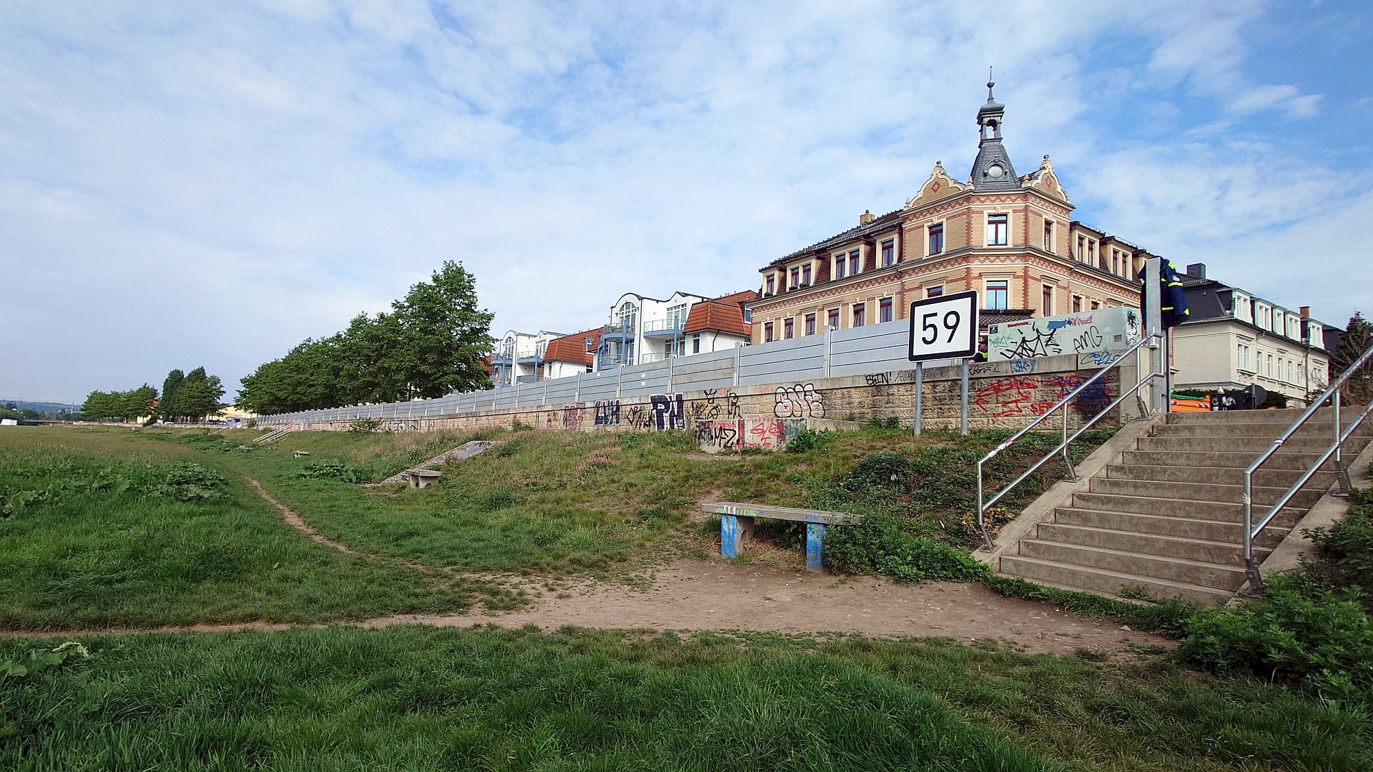 Übung zum Hochwasserschutz an der Elbe - Foto: J. Frintert