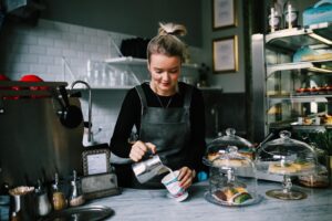 Kultcafé "Charlottes Enkel" vom Schillerplatz gibt's auch in Pieschen Kaffee aus einer Radebeuler Rösterei und frisch Gebackenes gibt's. Foto: Martin Stier