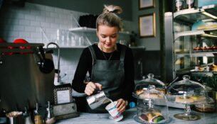 Kaffee aus einer Radebeuler Rösterei und frisch Gebackenes gibt's. Foto: Martin Stier