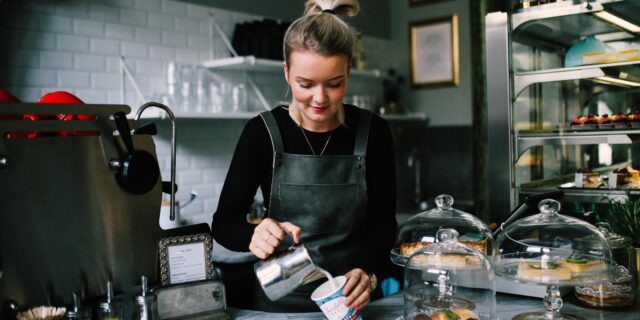 Kaffee aus einer Radebeuler Rösterei und frisch Gebackenes gibt's. Foto: Martin Stier