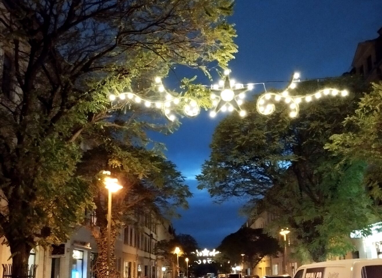 Insgesamt sieben Lichterketten hängen auf der Oschatzer Straße und auf der Konkordienstraße.