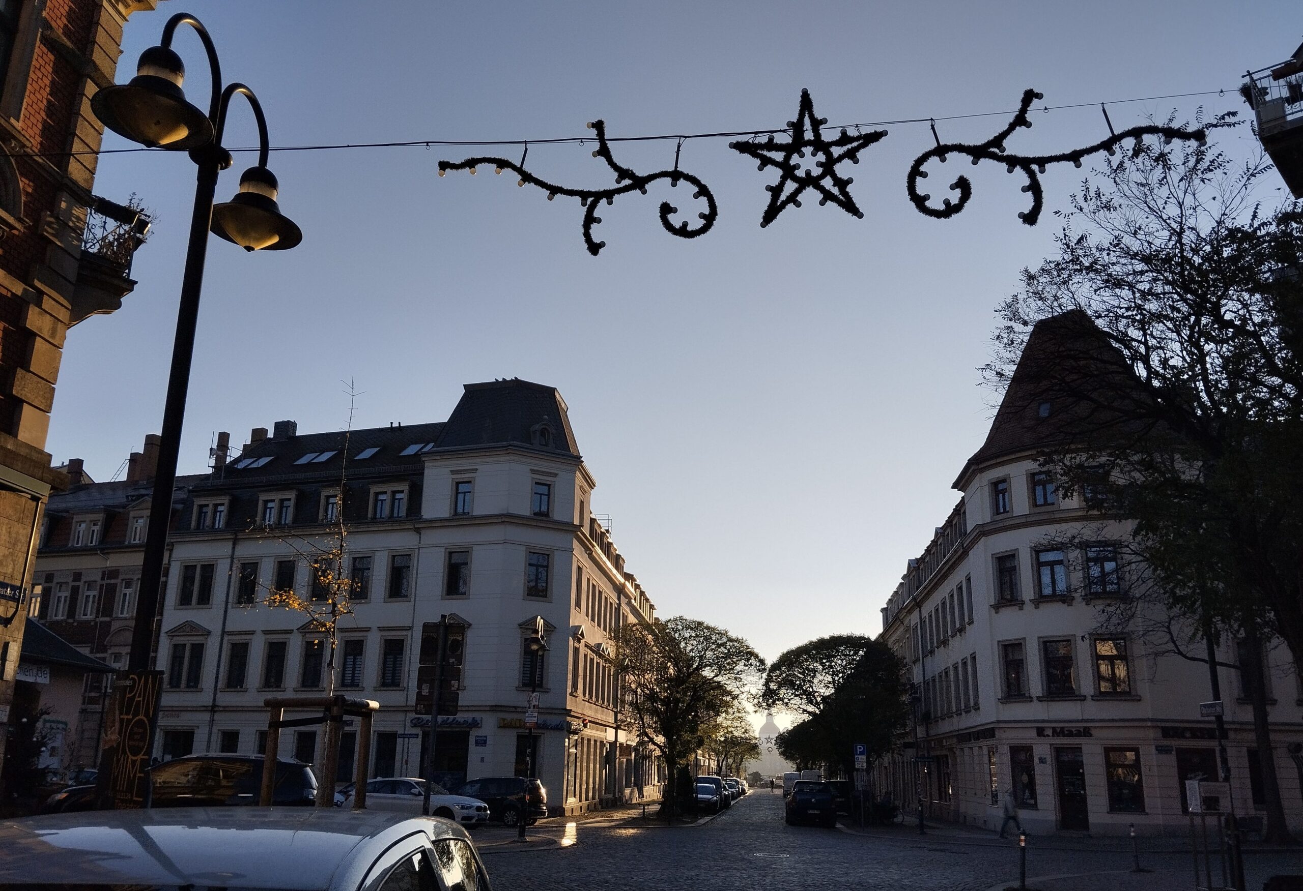 Die Lichtergirlanden haben neue Leuchtmittel bekommen. Und der alte Draht ist durch wetterfesten Edelstahl erneuert.