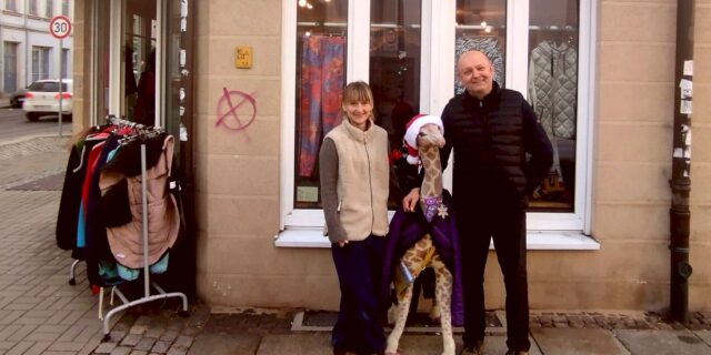 Florence und Andreas "Grolmi" vorm "Bunten Laden". In der Mitte, Cordula, die Glücksgiraffe des Ladens.