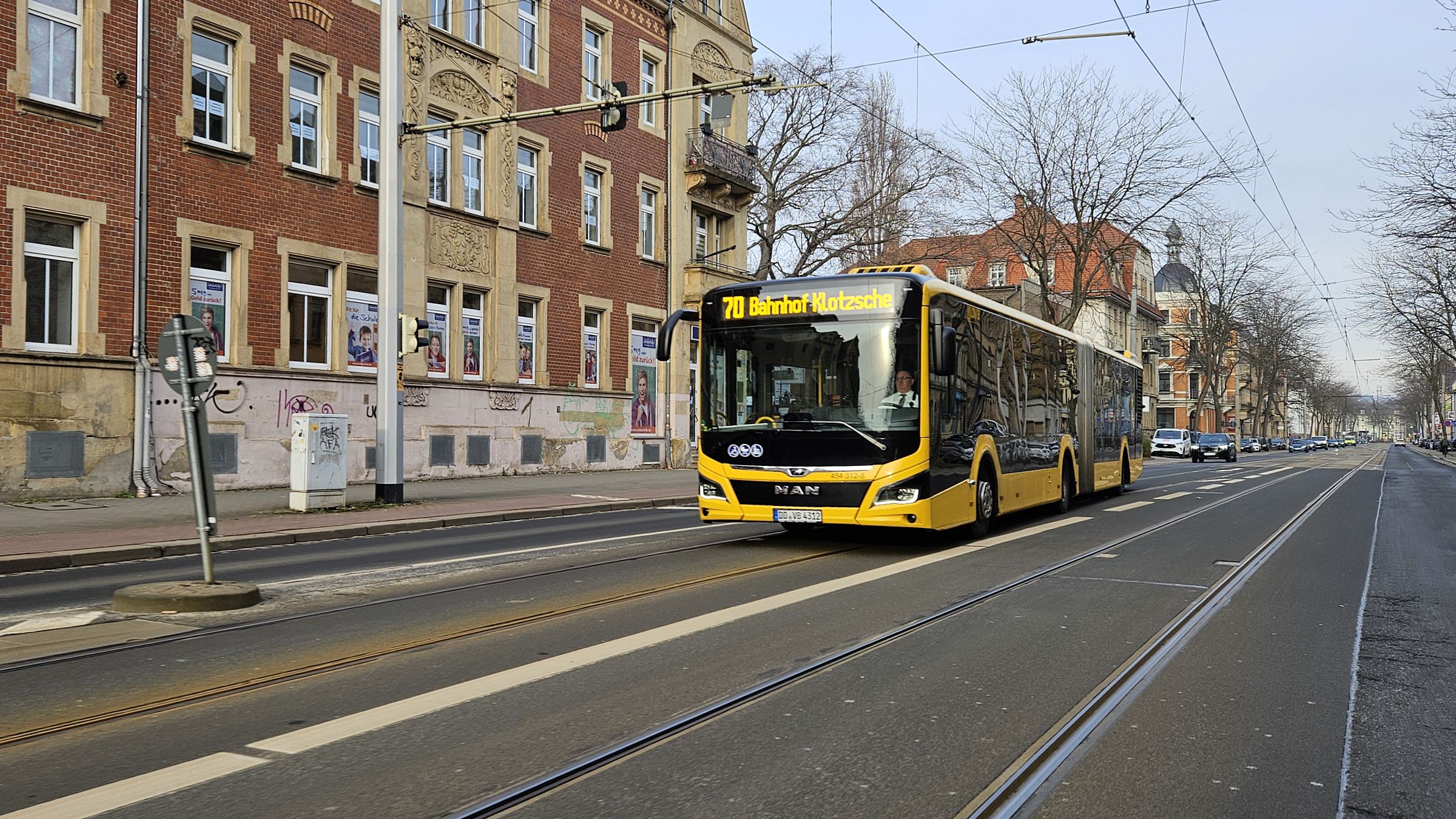 Die Buslinie 70/80 soll nach den Plänen der DVB nur noch alle 30 statt alle 20 Minuten bei gleichzeitiger Einführung der Linie E70 zwischen Trachenberge und Altcotta verkehren. Foto: J. Frintert