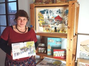 Illustratorin Anne Ibelings - von der Neustadt nach Pieschen Illustratorin Anne Ibelings, in der Hand den von ihr gestalteten 'Immerwährenden Geburstagskalender'. Dieser kann jedes Jahr wiedergenutzt werden.