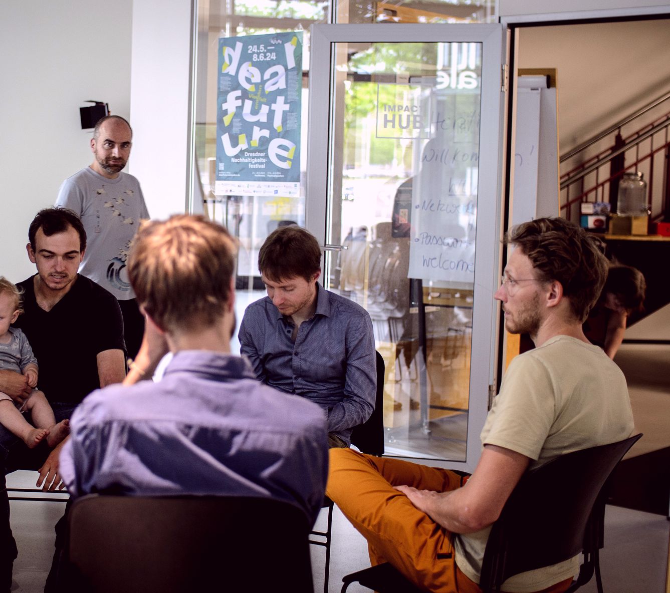 Gruppendiskussion im Impact Hub an der Centrum-Galerie. Dort findet eine offene Konferenz statt, bevor sich die Festivalinhalte auf Dresden und darüber hinaus verteilen. Foto: Victor Smolinski