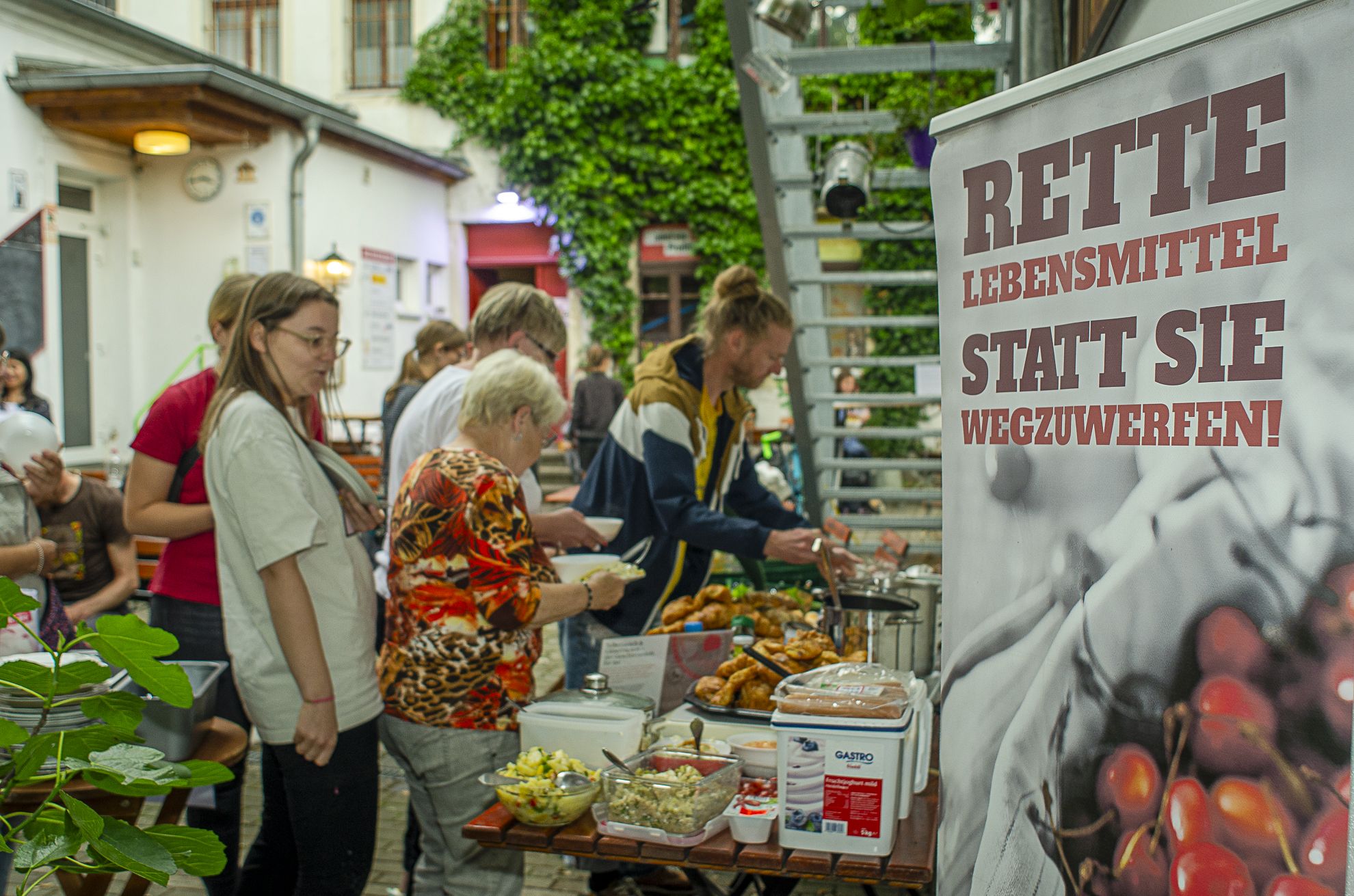 Gemeinsam essen, eingeladen vom Pieschener Verein "Gläserrücken und Tellertausch" sowie der Aktive "Foodsharing Dresden".Foto: Victor Smolinski