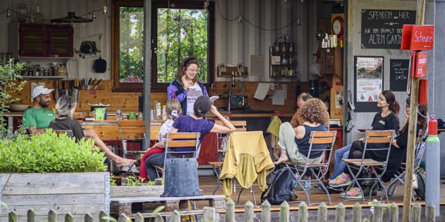 Vom Verein "Zukunftsgestalten e.V." aus Pieschen organisiert: Event in der alten Gärtnerei, "Glitzer auf Kompost". Foto: Victor Smolinski