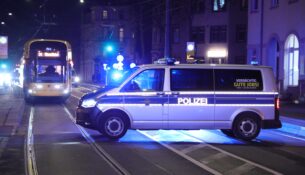 Die Polizei sperrte die Großenhainer Straße. Foto: Roland Halkasch