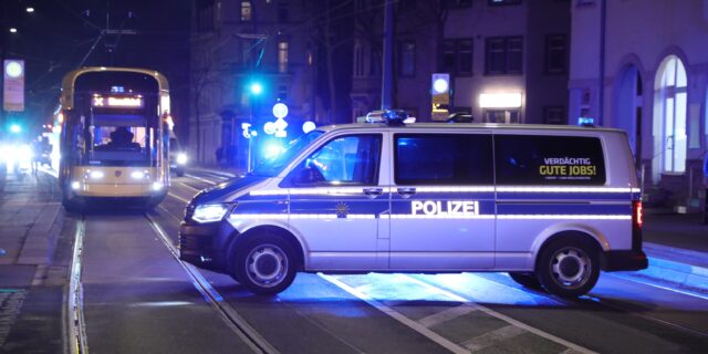 Die Polizei sperrte die Großenhainer Straße. Foto: Roland Halkasch