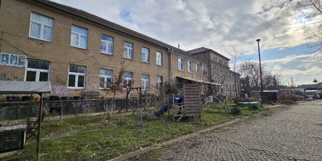 Dieses Gebäude nutzt der "Hanse 3" Verein für Ateliers und Proberäume. Foto: J. Frintert